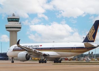 Singapore Airlines departs regular from Gatwick.