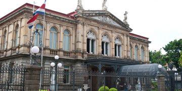 American: Phoenix – San Jose, Costa Rica. $362 (Basic
Economy) / $418 (Regular Economy). Roundtrip, including all
Taxes